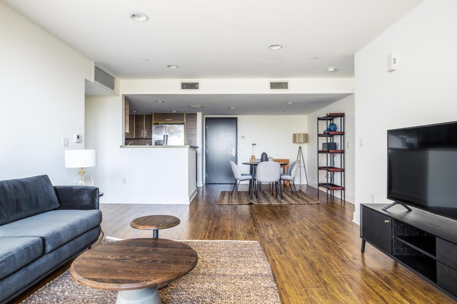 Brentwood 2br W Courtyard Nr Shops Dining Lax-385 Apartment