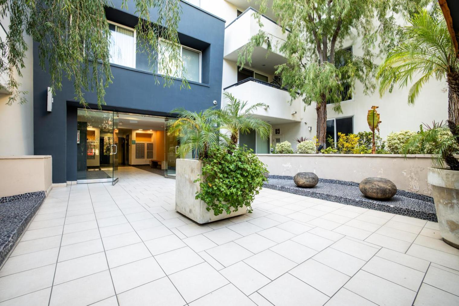 Brentwood 2br W Courtyard Nr Shops Dining Lax-385 *