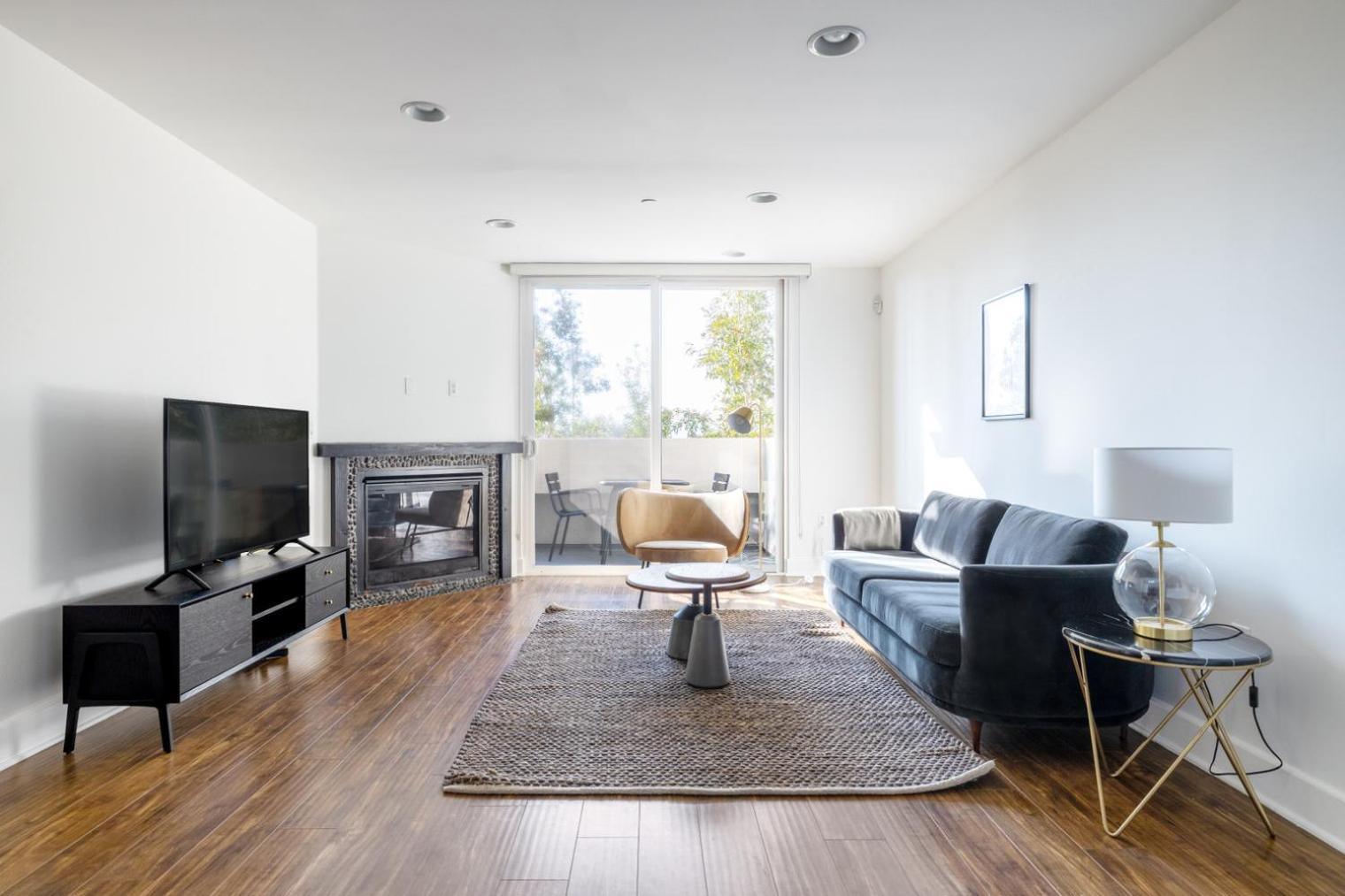 Brentwood 2br W Courtyard Nr Shops Dining Lax-385