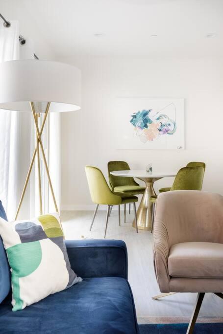 Hollywoodland Built In Exquisite Contemporary Style Holiday home