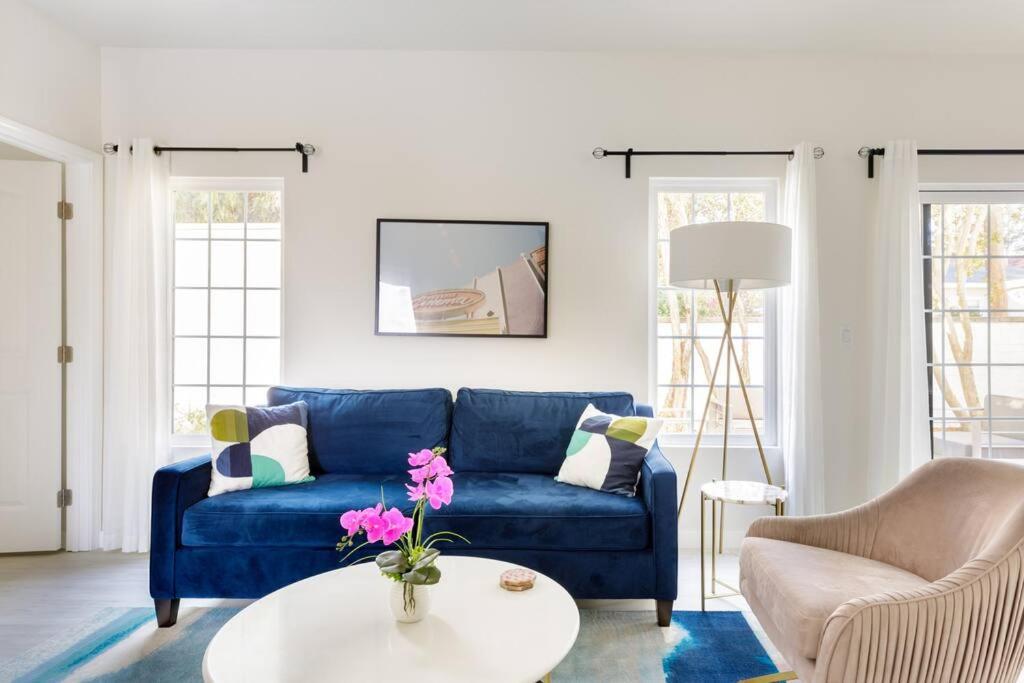 Hollywoodland Built In Exquisite Contemporary Style Holiday home *