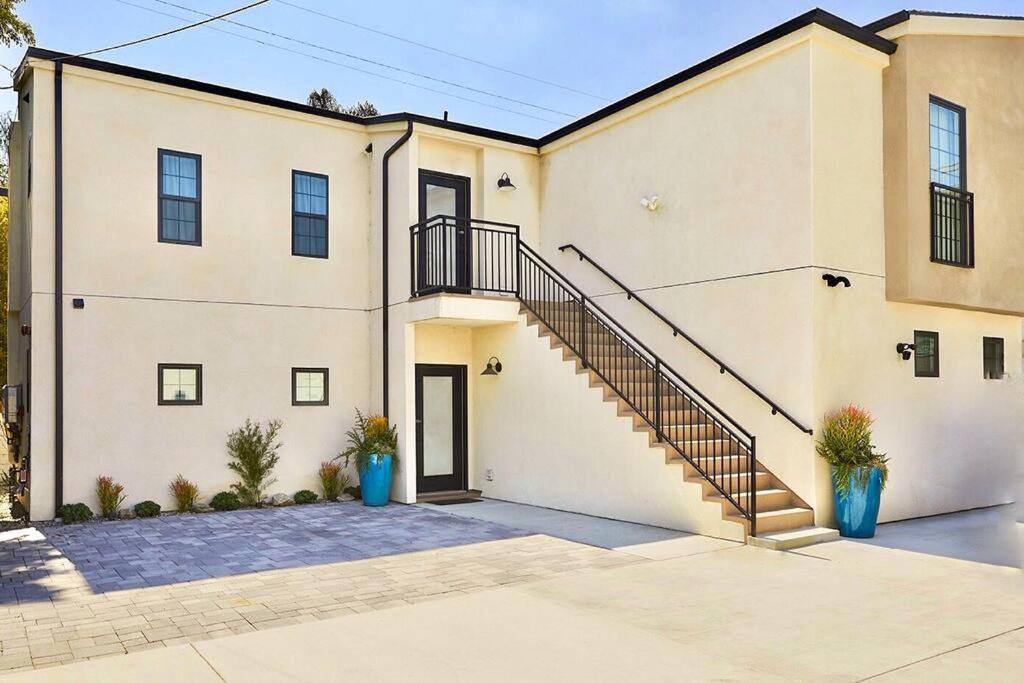 Hollywoodland Built In Exquisite Contemporary Style * Los Angeles