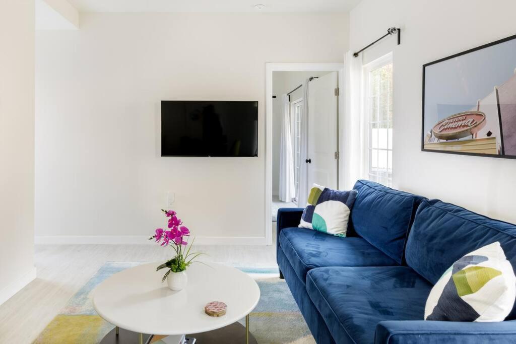 Hollywoodland Built In Exquisite Contemporary Style Los Angeles