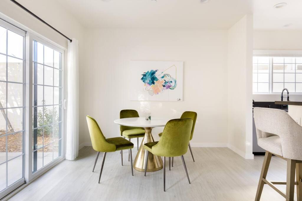 Hollywoodland Built In Exquisite Contemporary Style Holiday home *
