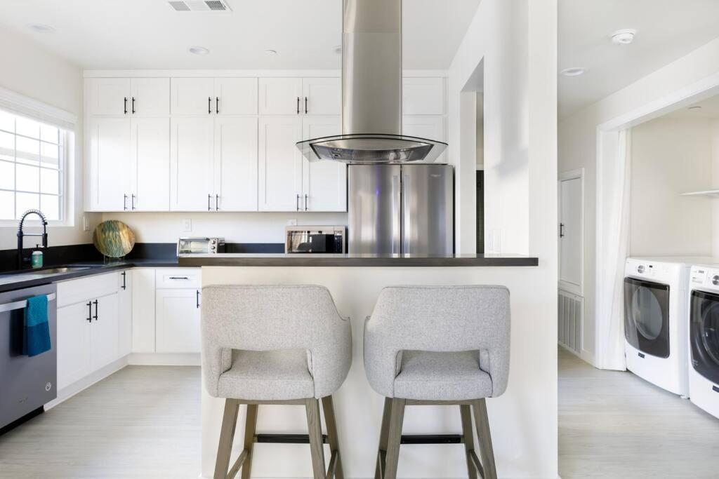 Hollywoodland Built In Exquisite Contemporary Style Los Angeles