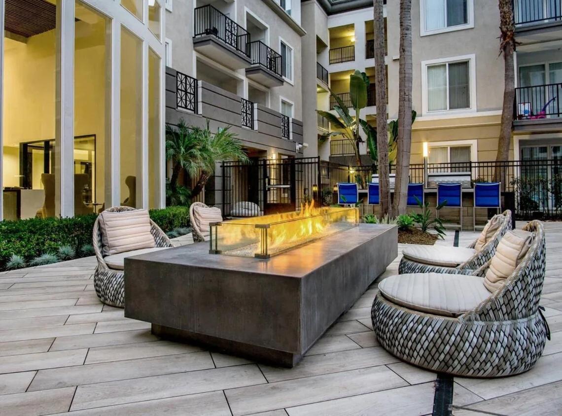 The Electric Blue Abode With A Gorgeous Pool View Apartment *