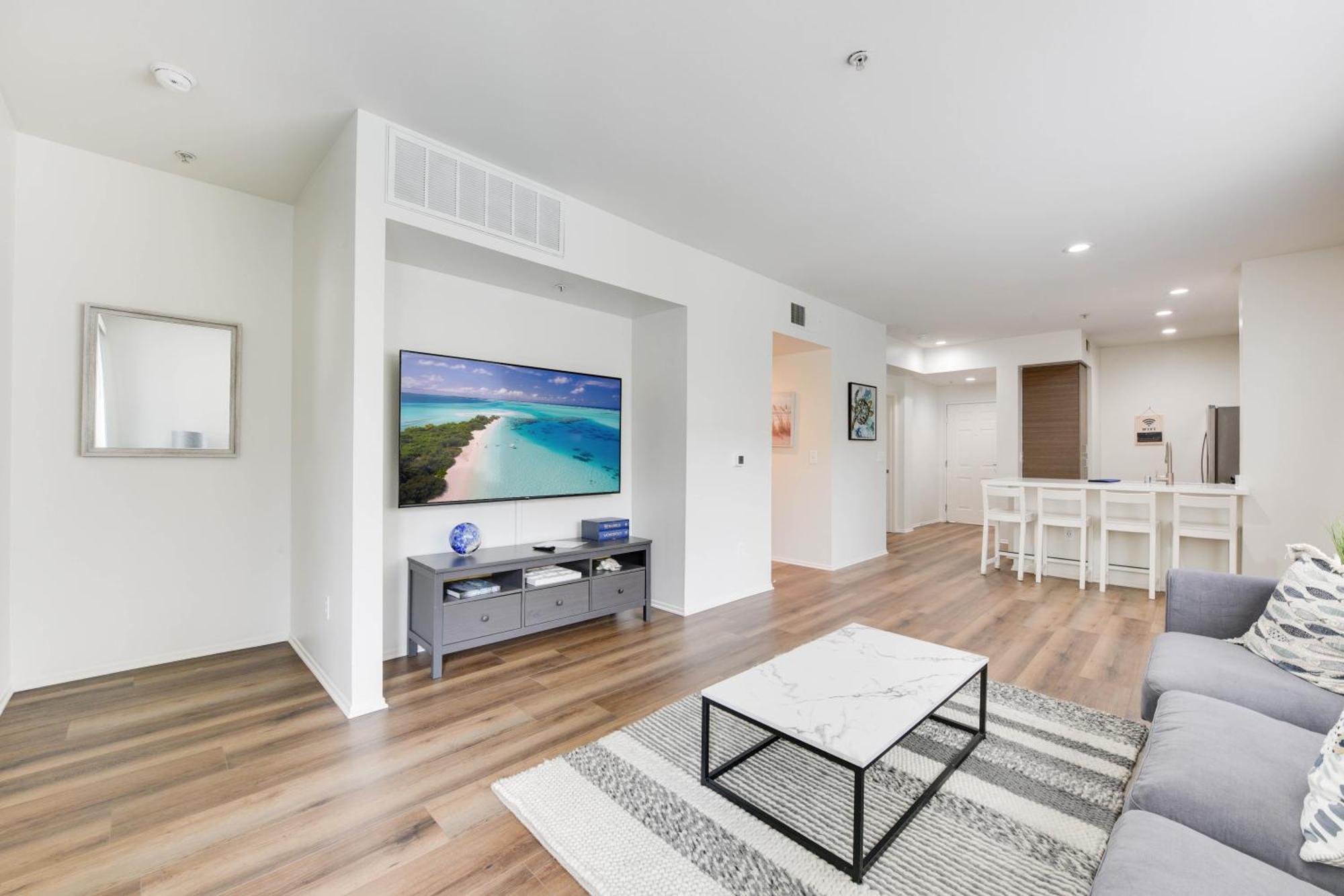 The Electric Blue Abode With A Gorgeous Pool View Apartment