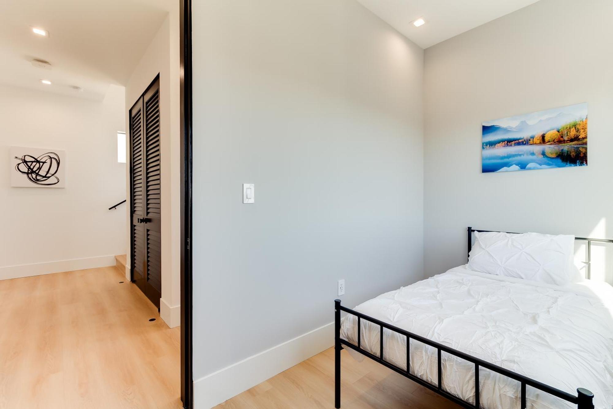 Brand New Modern 5 Bedroom House Pickfair Village * Los Angeles