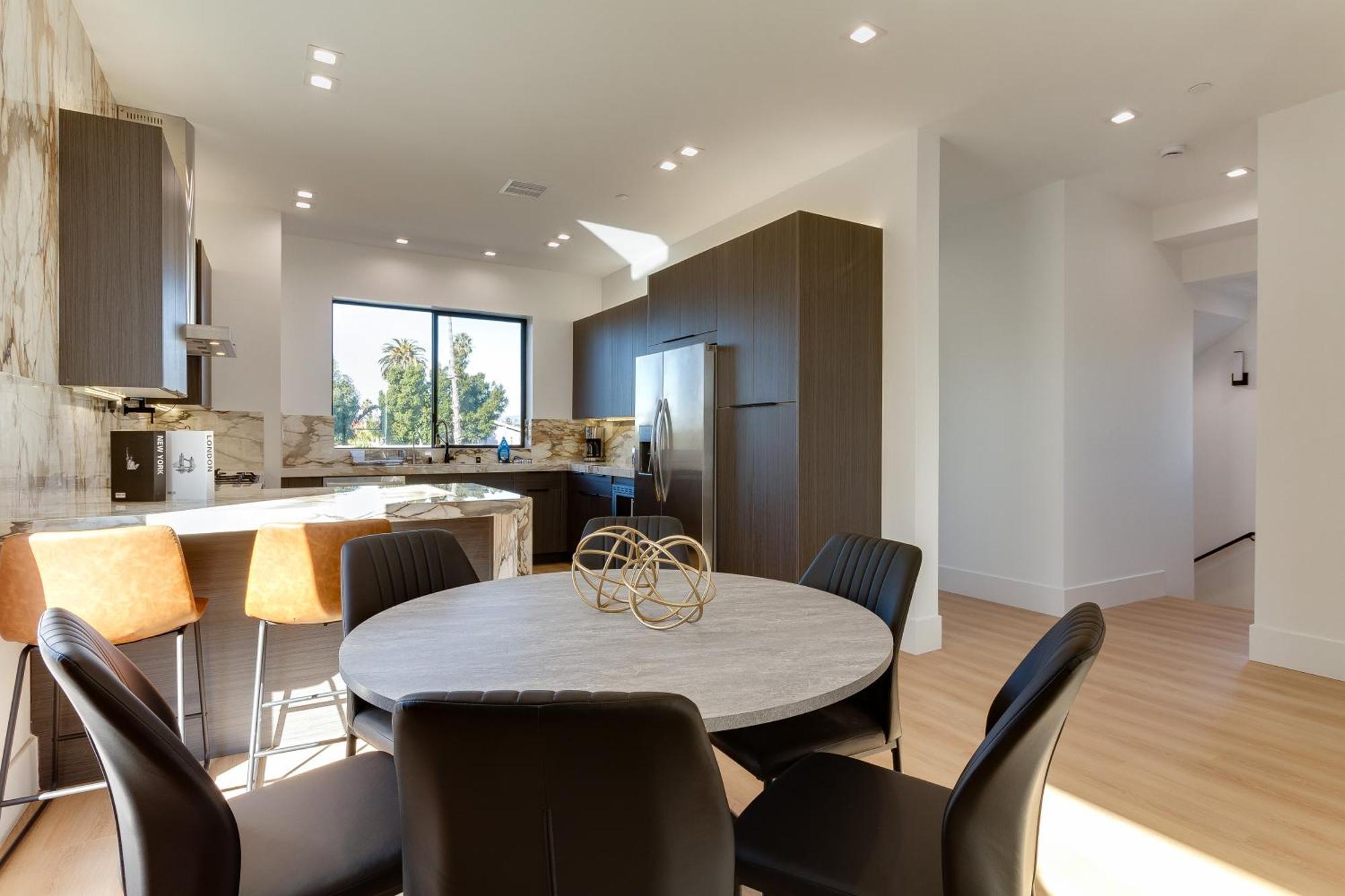 Brand New Modern 4 Bedroom House Pickfair Village * Los Angeles