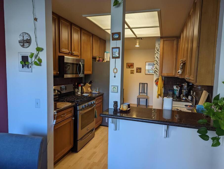Spacious 2 Bedrooms. Prime Location Apartamento