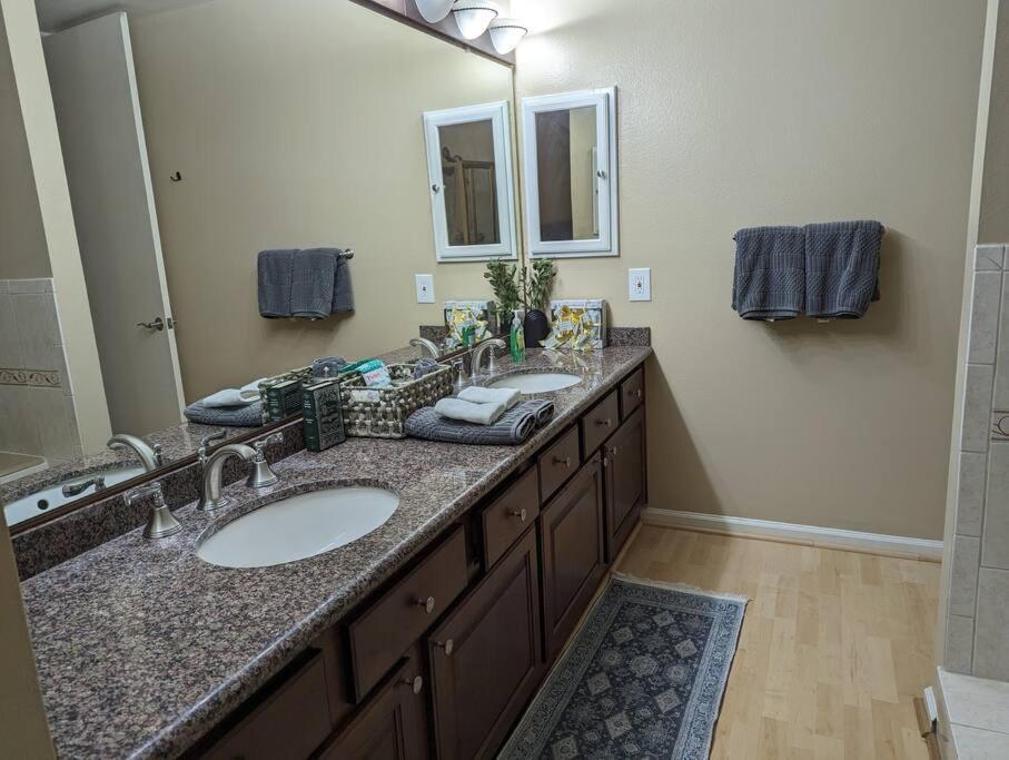 Spacious 2 Bedrooms. Prime Location * Los Angeles