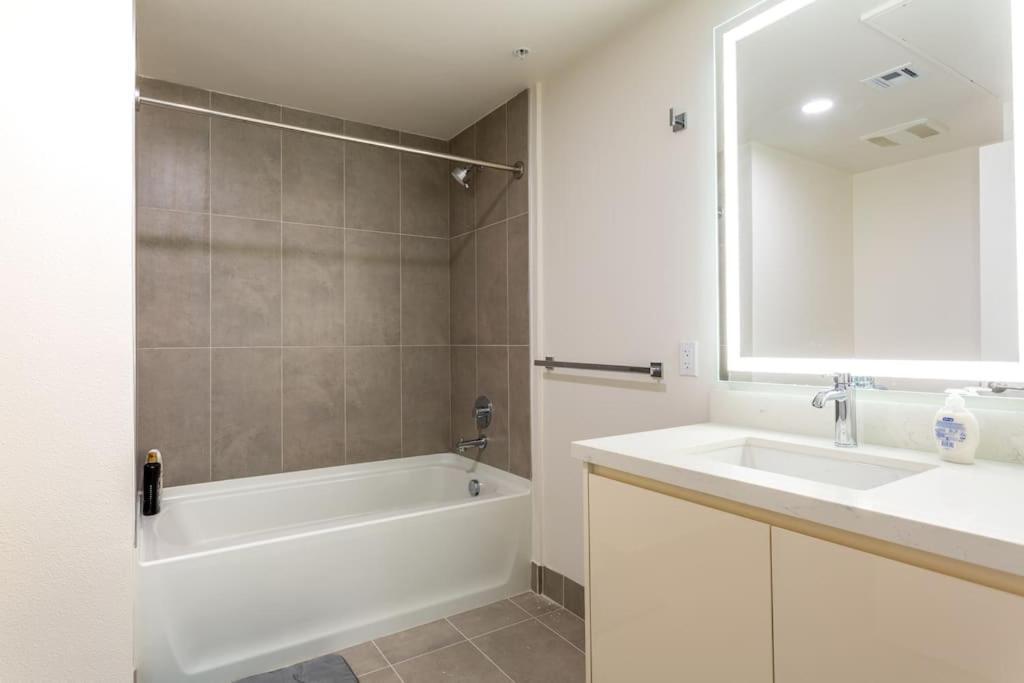 Ktown 1bd/1ba Unit With Great Amenities *