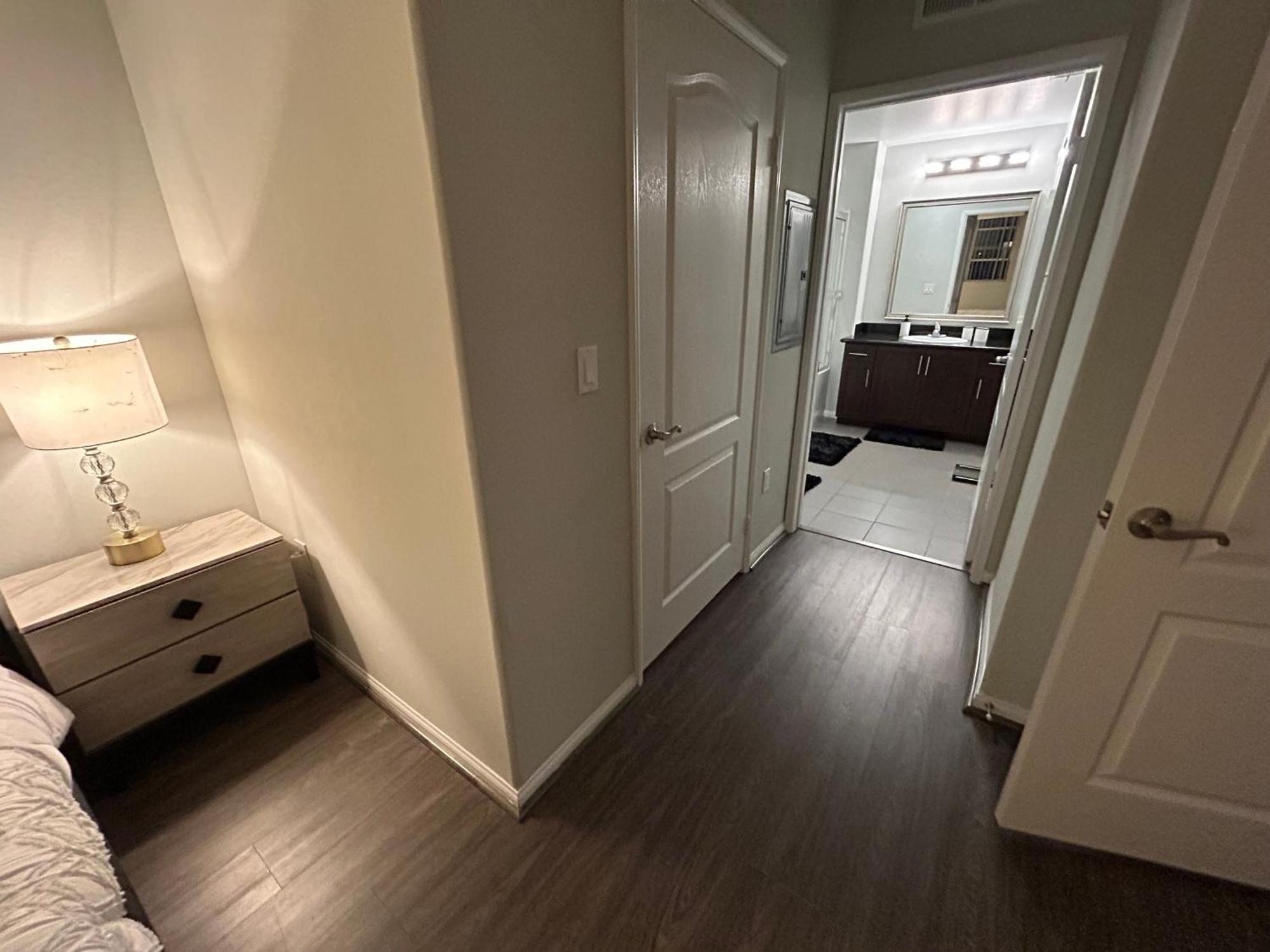 2 Bedroom Downtown La! Apartment