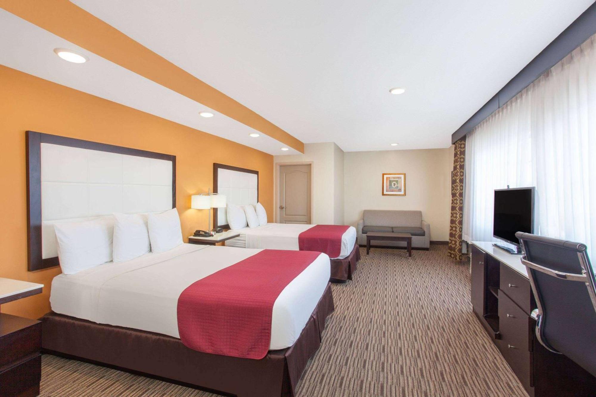 Hotel Ramada By Wyndham Culver City 3*