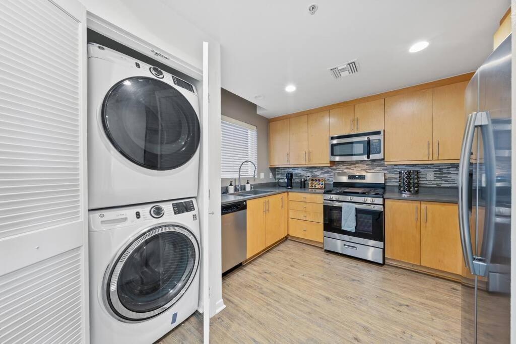 Apartamento Skyline Oasis: Luxe 3-floor Waterfront Penthouse *
