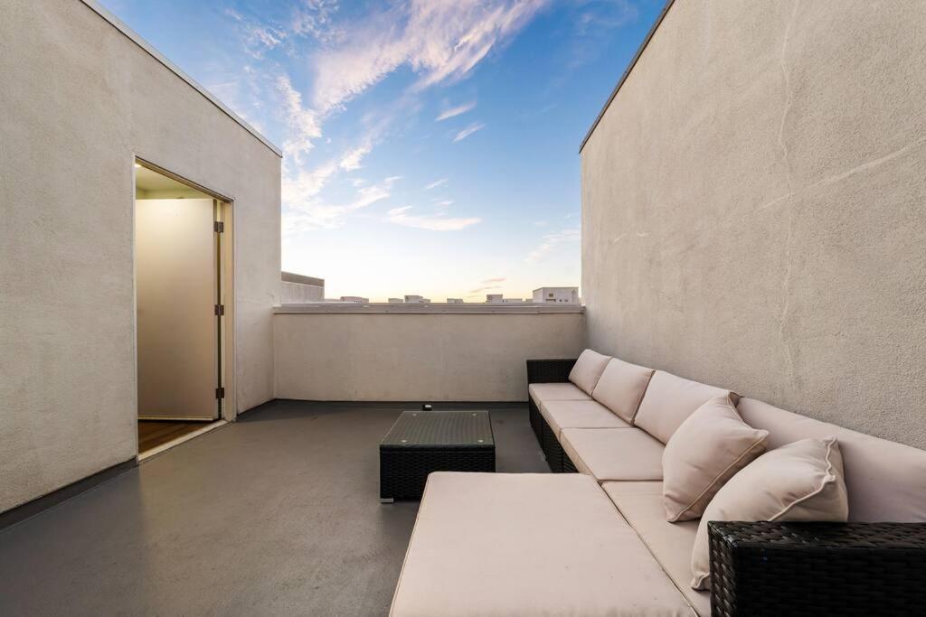 Skyline Oasis: Luxe 3-floor Waterfront Penthouse *