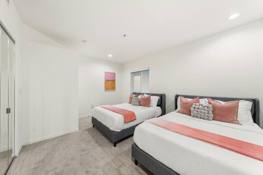 Skyline Oasis: Luxe 3-floor Waterfront Penthouse Apartamento *