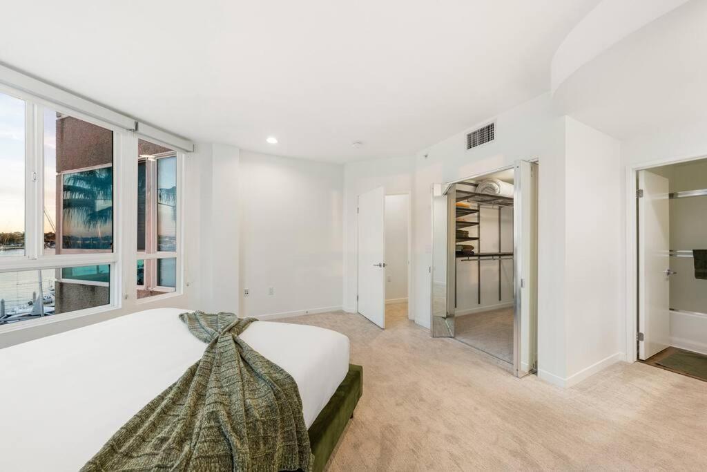 Skyline Oasis: Luxe 3-floor Waterfront Penthouse Apartamento Los Angeles