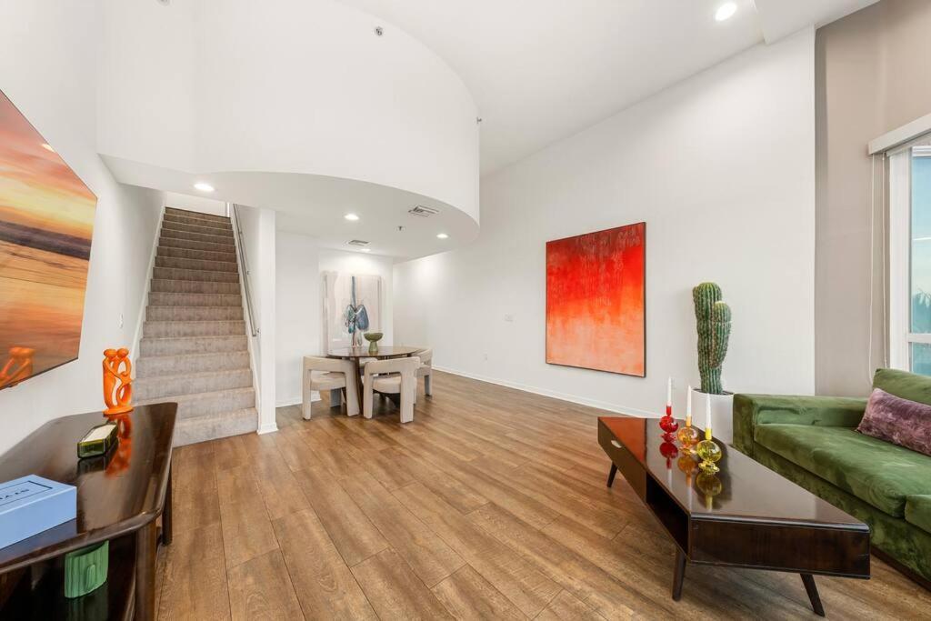 Skyline Oasis: Luxe 3-floor Waterfront Penthouse Apartamento *