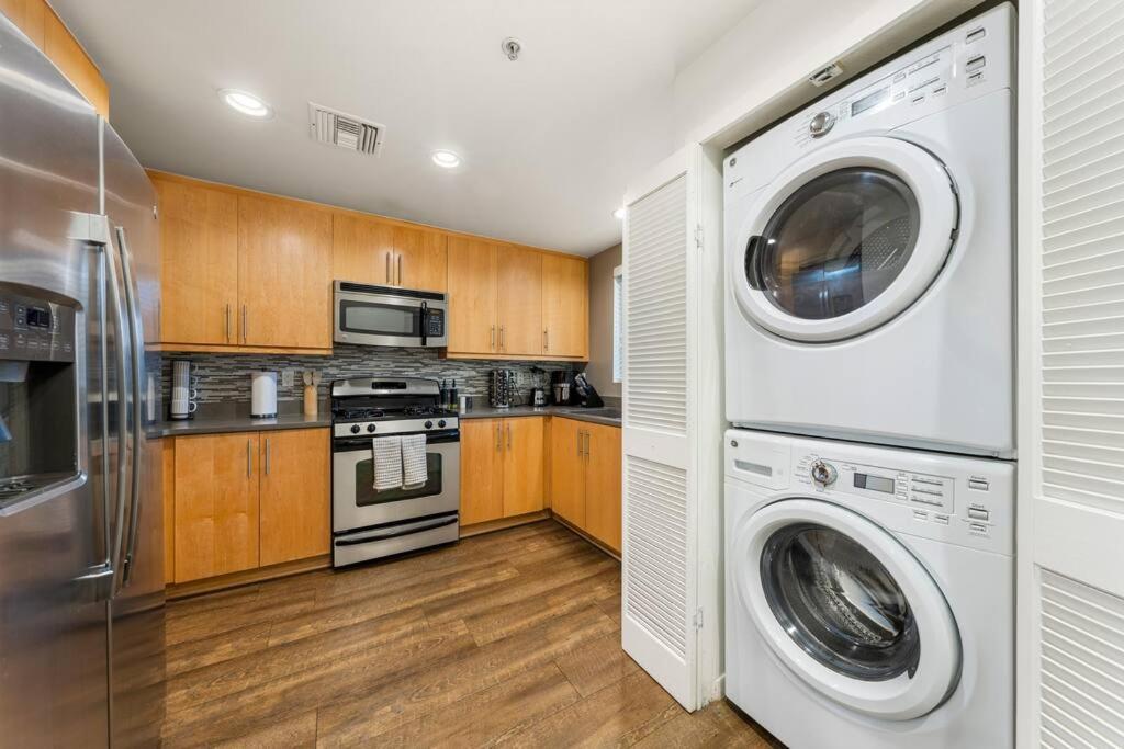 Skyline Oasis: Luxe 3-floor Waterfront Penthouse Apartamento *