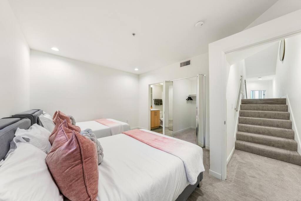 Skyline Oasis: Luxe 3-floor Waterfront Penthouse * Los Angeles