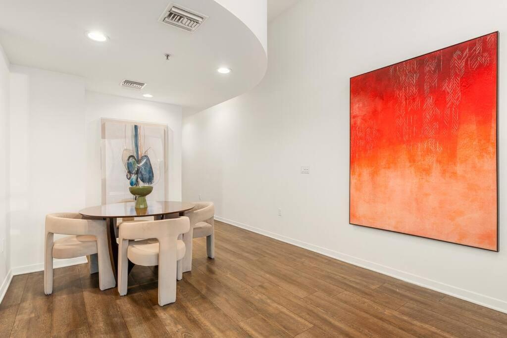 Skyline Oasis: Luxe 3-floor Waterfront Penthouse *
