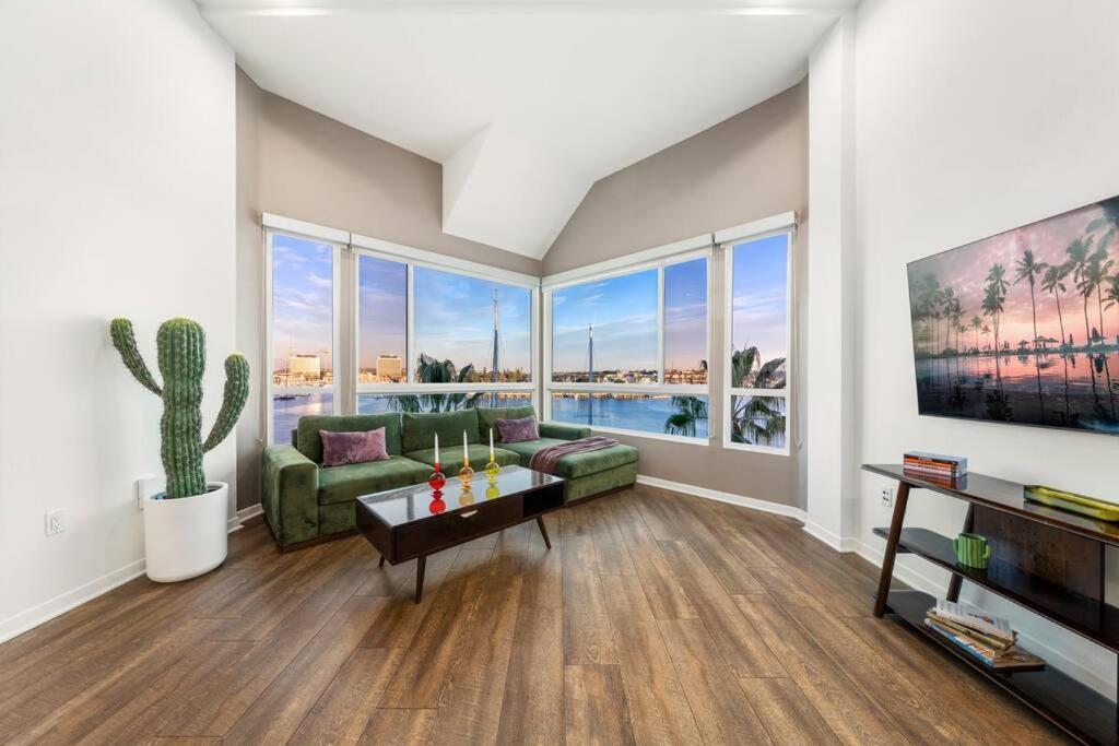 Skyline Oasis: Luxe 3-floor Waterfront Penthouse *