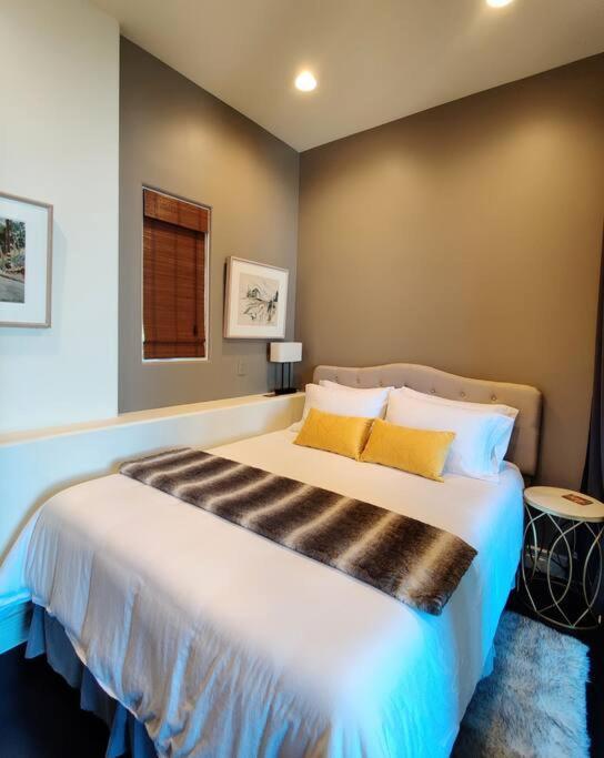 Epic Views! Hollywood Hills Skyvilla: Crow's Nest Guest house Los Angeles
