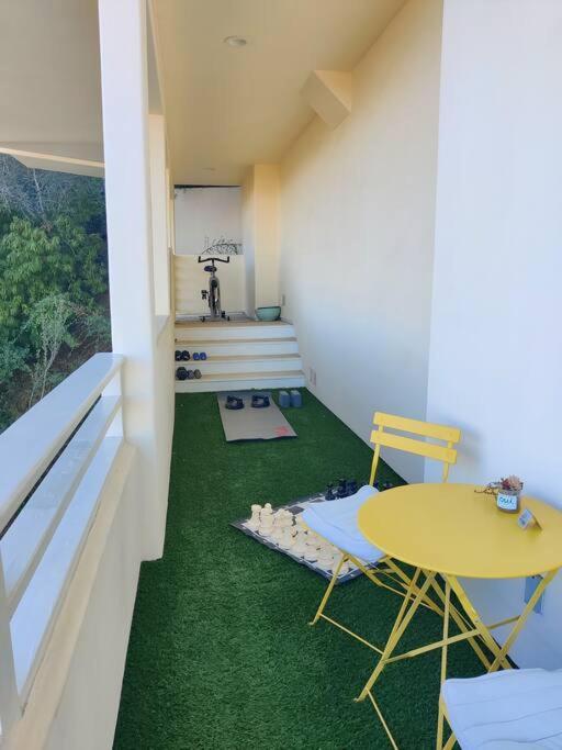 Epic Views! Hollywood Hills Skyvilla: Crow's Nest Guest house *