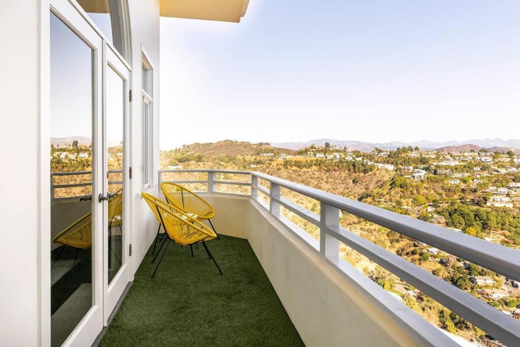 Epic Views! Hollywood Hills Skyvilla: Crow's Nest Guest house