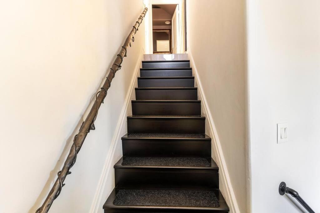 Epic Views! Hollywood Hills Skyvilla: Crow's Nest Guest house
