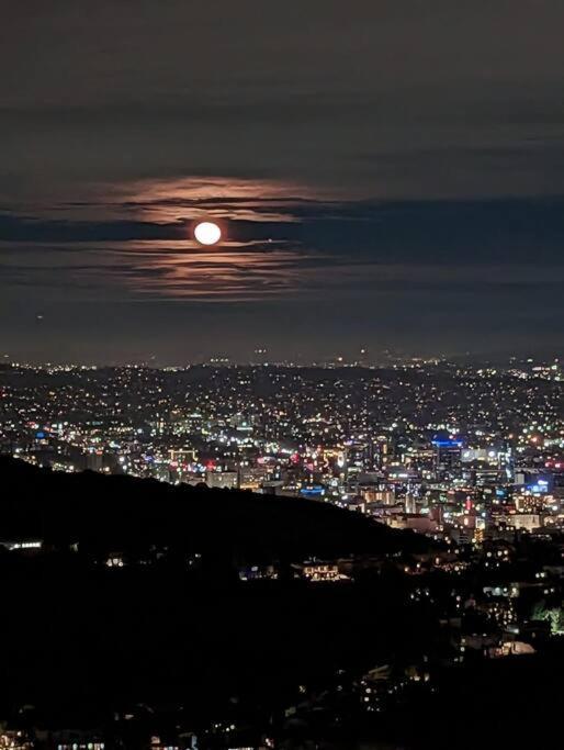 Guest house Epic Views! Hollywood Hills Skyvilla: Crow's Nest Los Angeles
