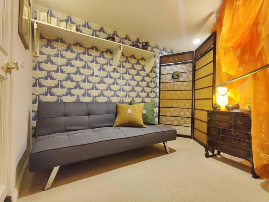 Epic Views! Hollywood Hills Skyvilla: Crow's Nest Guest house *