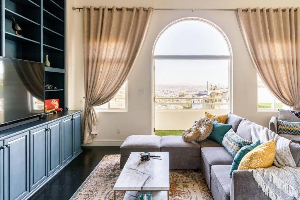 Epic Views! Hollywood Hills Skyvilla: Crow's Nest Guest house *