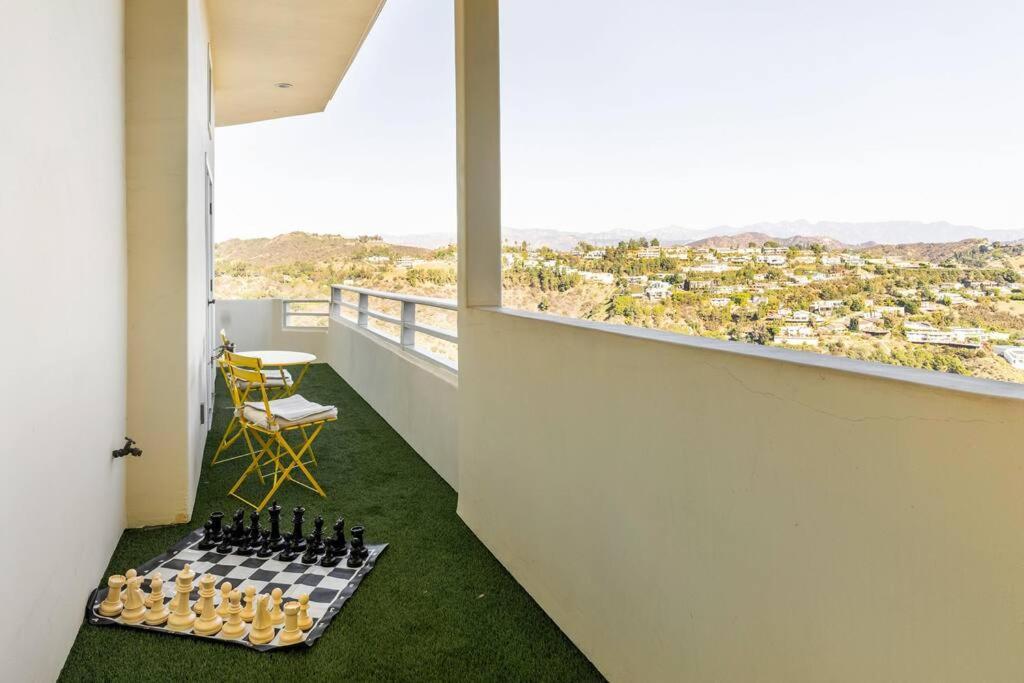 Epic Views! Hollywood Hills Skyvilla: Crow's Nest Guest house