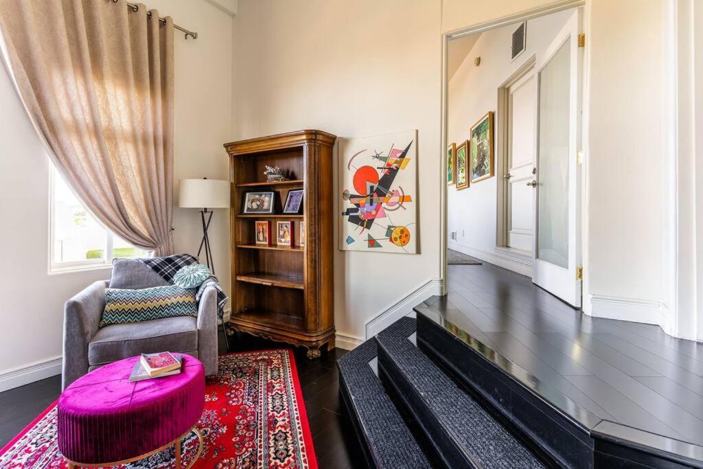 Epic Views! Hollywood Hills Skyvilla: Crow's Nest Guest house Los Angeles