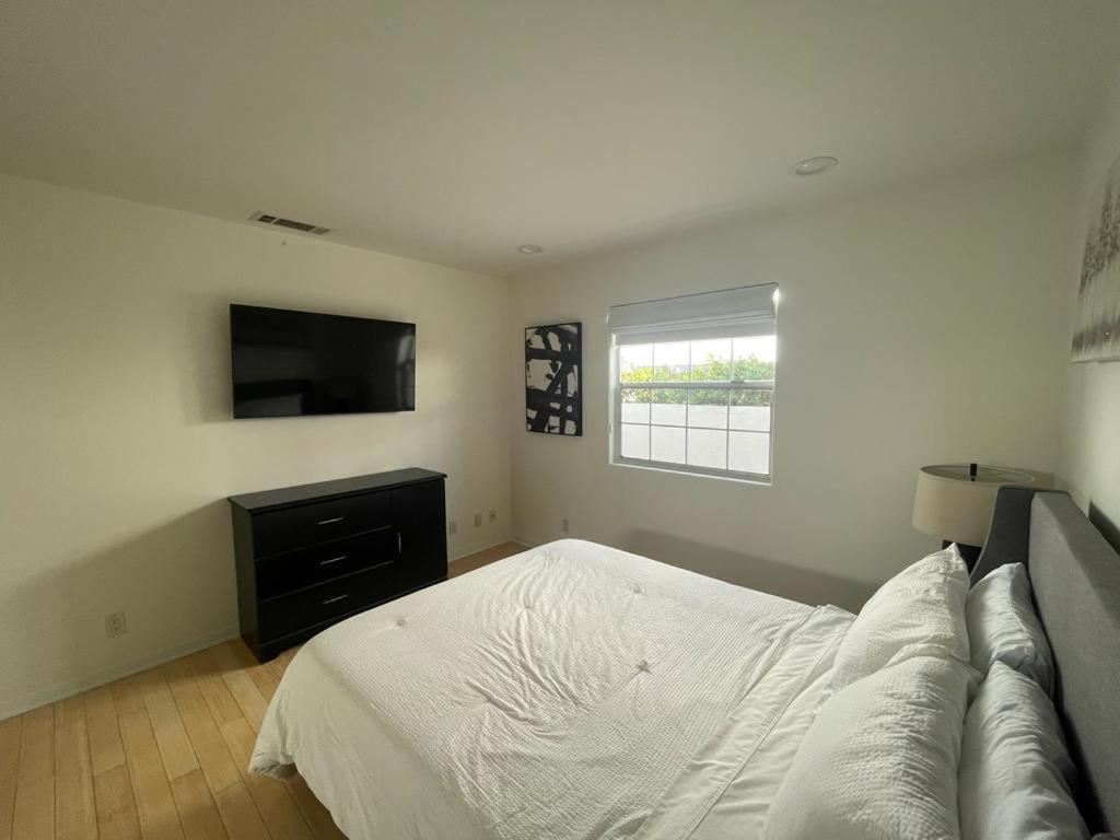 Charming Bright Traditional In Sherman Oaks Homestay *