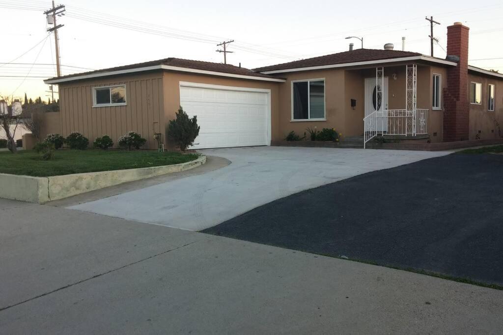 Family Getaway 3 Bedroom 2 Bath In Lomita, Ca. Holiday home