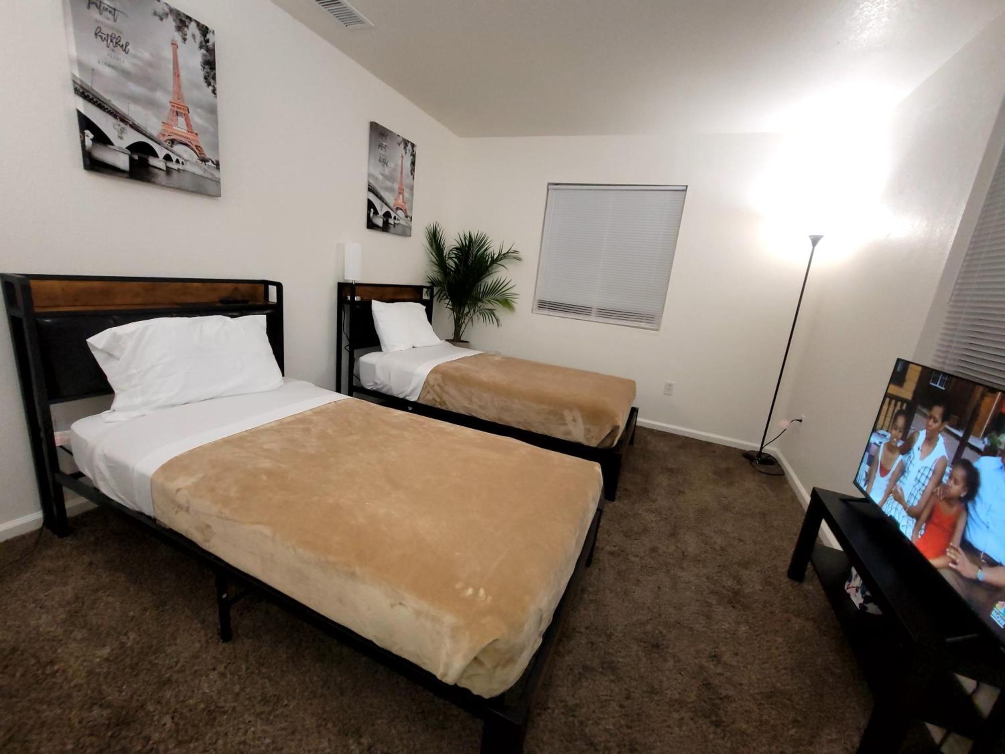 4 Bedrooms & 2.5 Bathrooms In La *