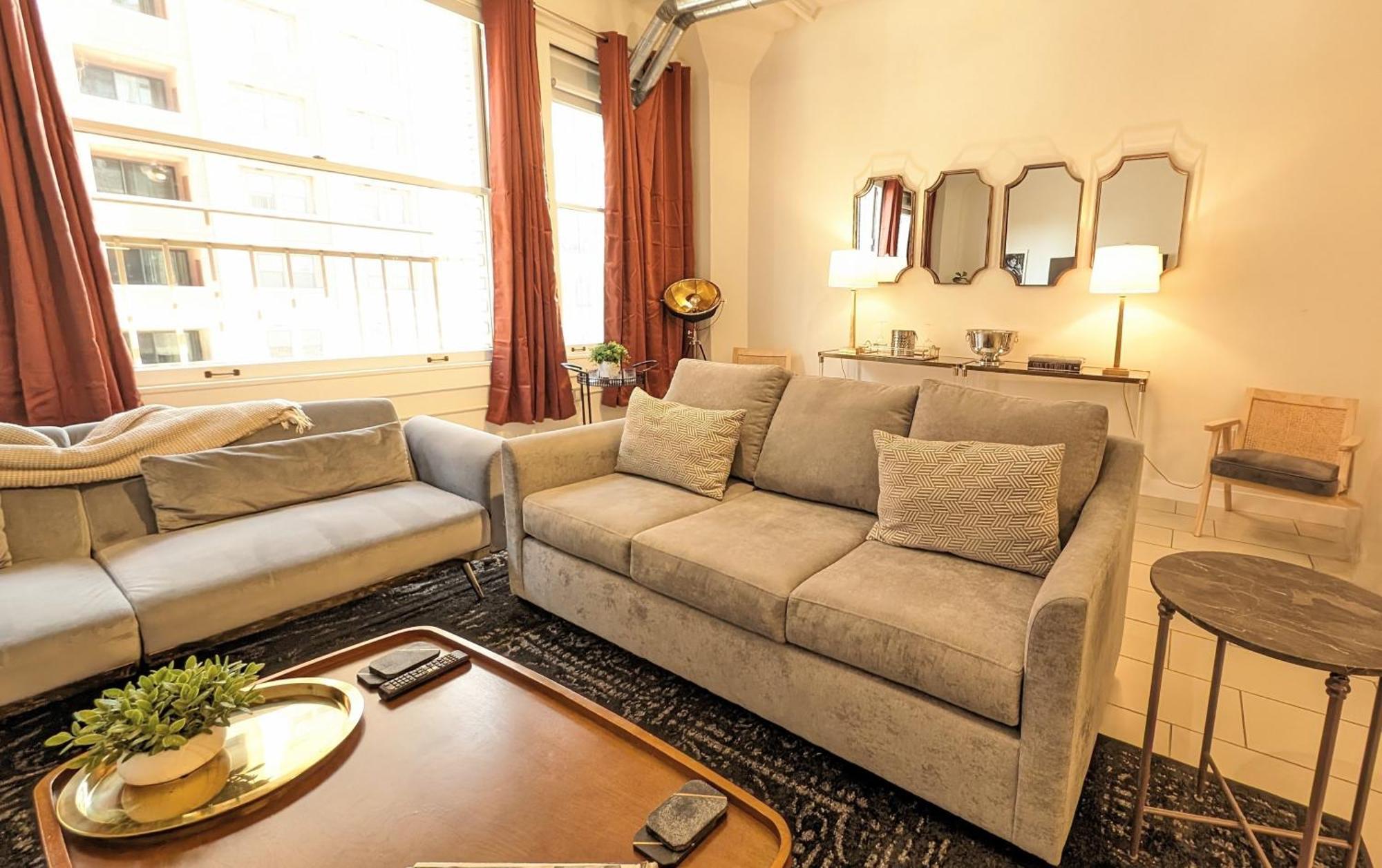 Classic Angeles Elegance In Downtown, Sleeps 4, Free Parking And 360 Degree View Roof Pool! Los Angeles