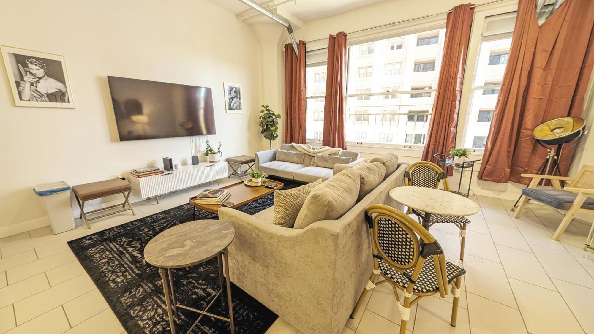 Classic Angeles Elegance In Downtown, Sleeps 4, Free Parking And 360 Degree View Roof Pool!
