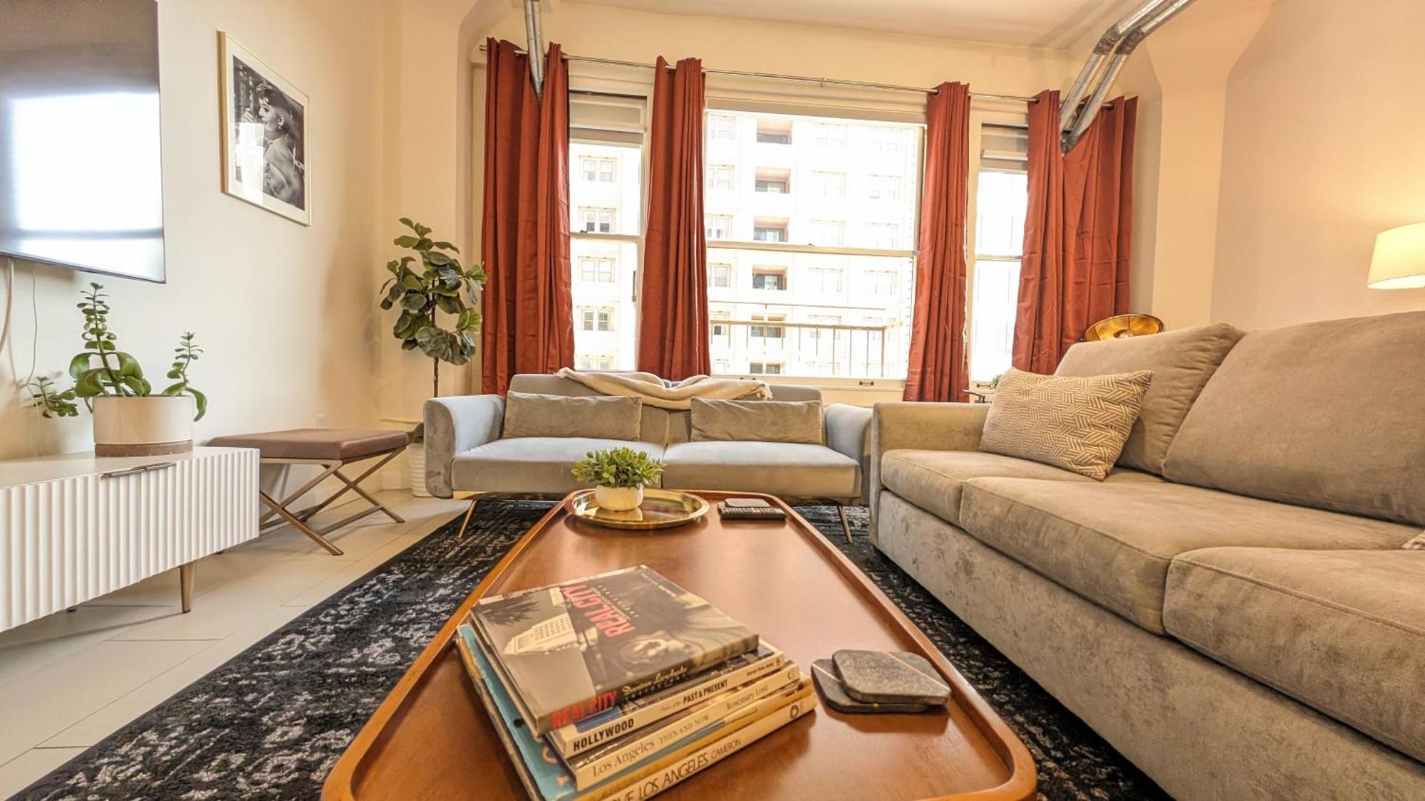 Classic Angeles Elegance In Downtown, Sleeps 4, Free Parking And 360 Degree View Roof Pool! *