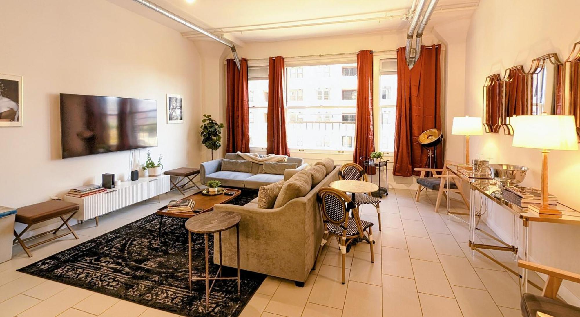 Classic Angeles Elegance In Downtown, Sleeps 4, Free Parking And 360 Degree View Roof Pool!