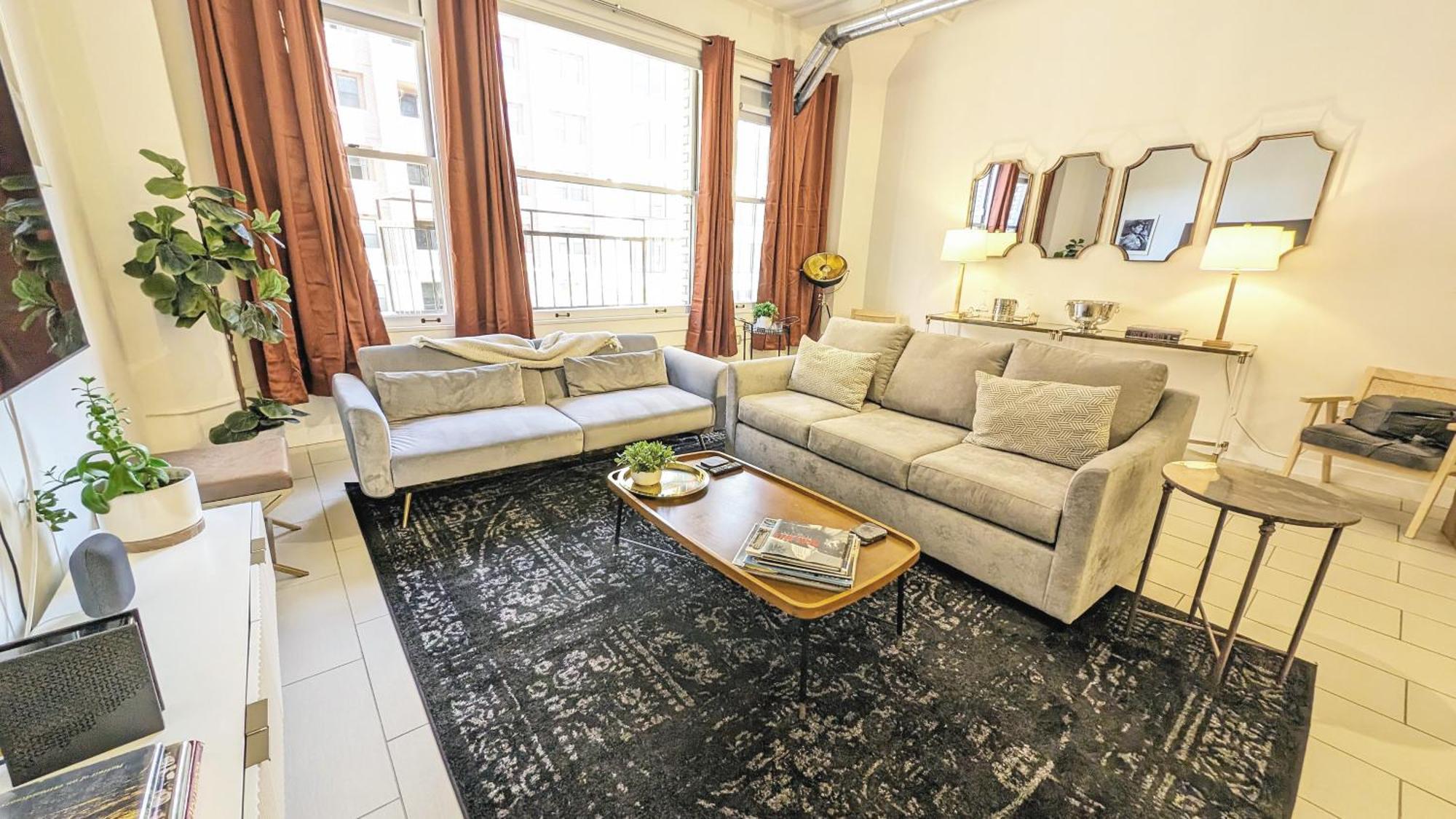Classic Angeles Elegance In Downtown, Sleeps 4, Free Parking And 360 Degree View Roof Pool! Los Angeles
