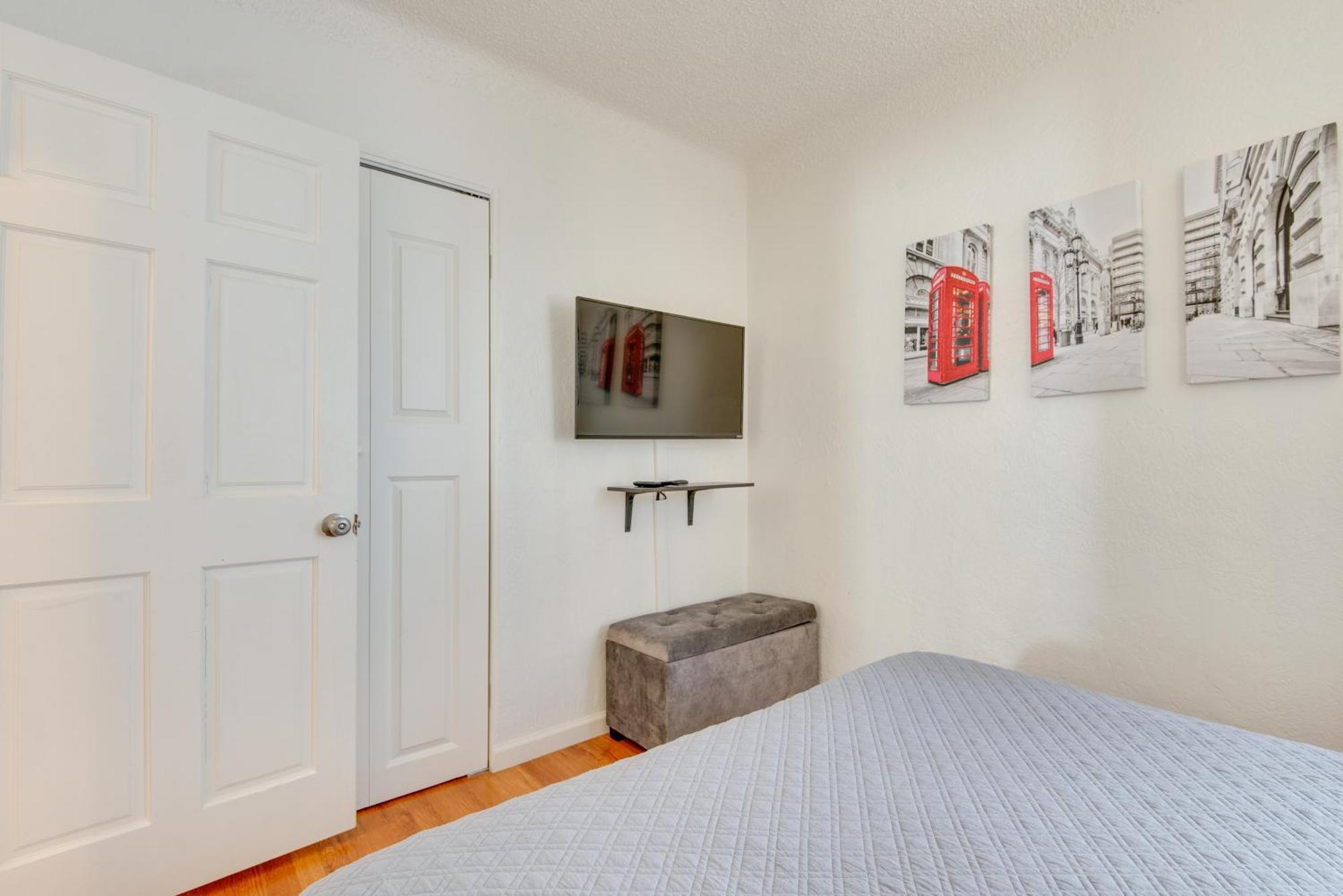Holiday home North Hollywood Getaway 14 Mi To Downtown!