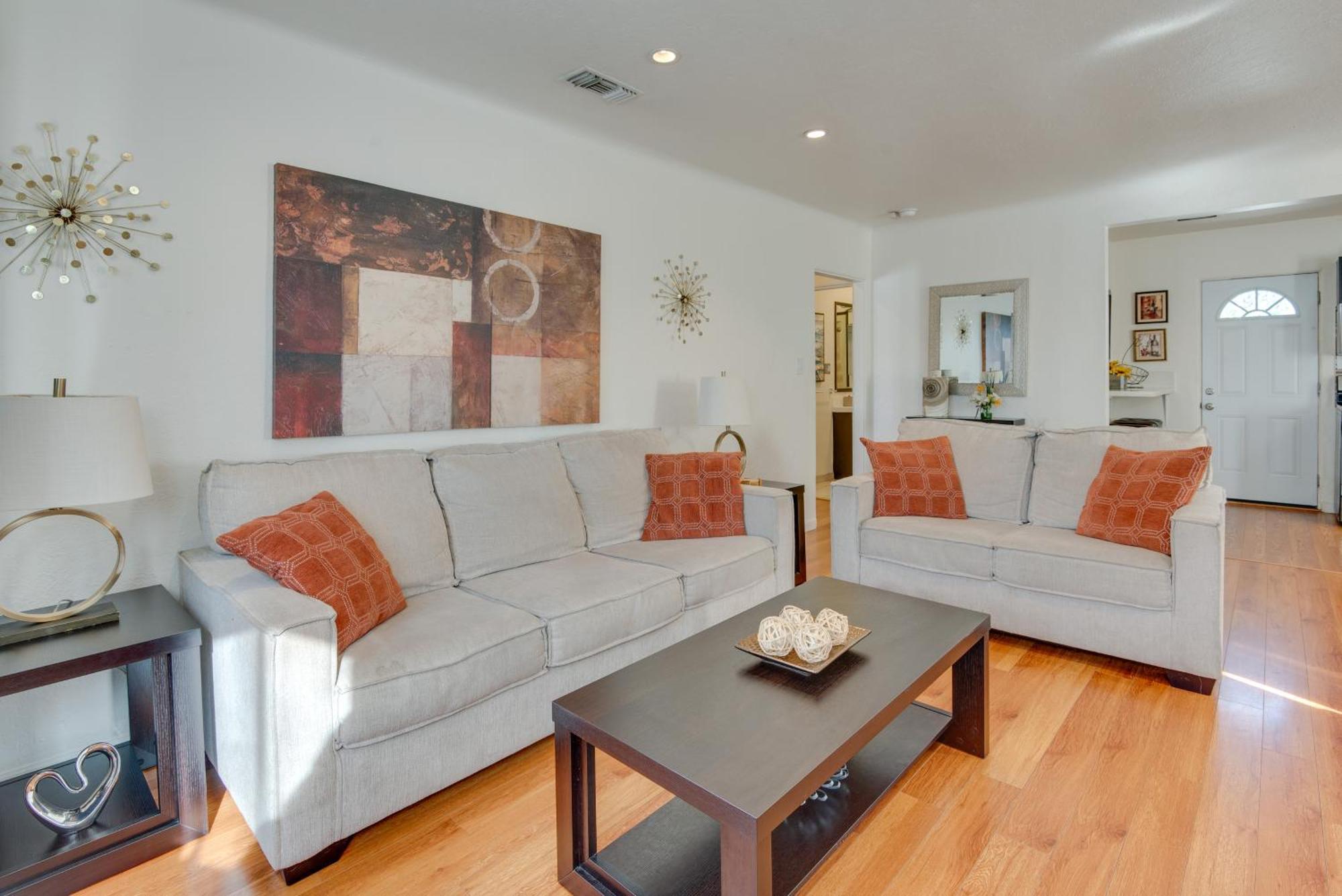 Holiday home North Hollywood Getaway 14 Mi To Downtown!