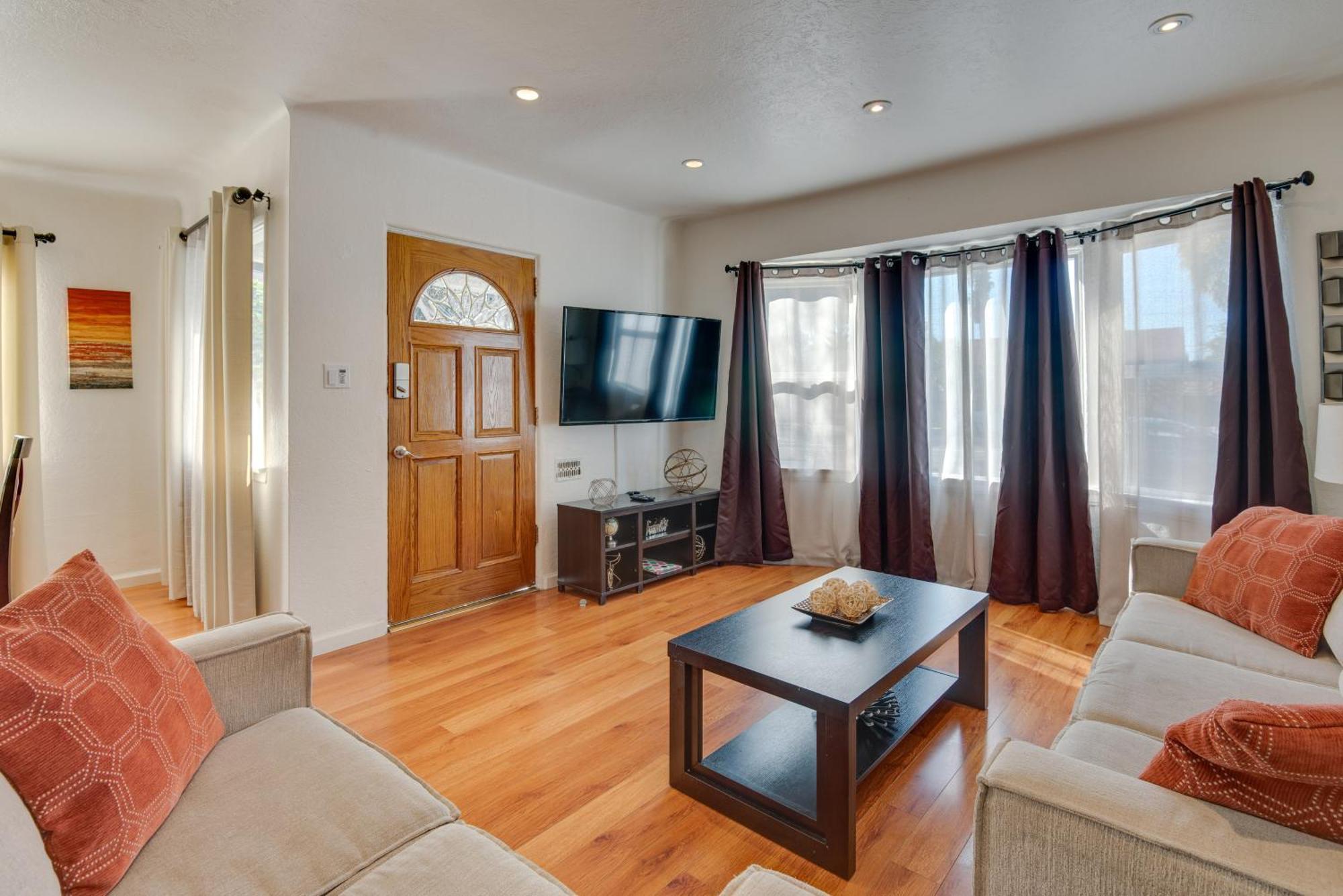 Holiday home North Hollywood Getaway 14 Mi To Downtown! *