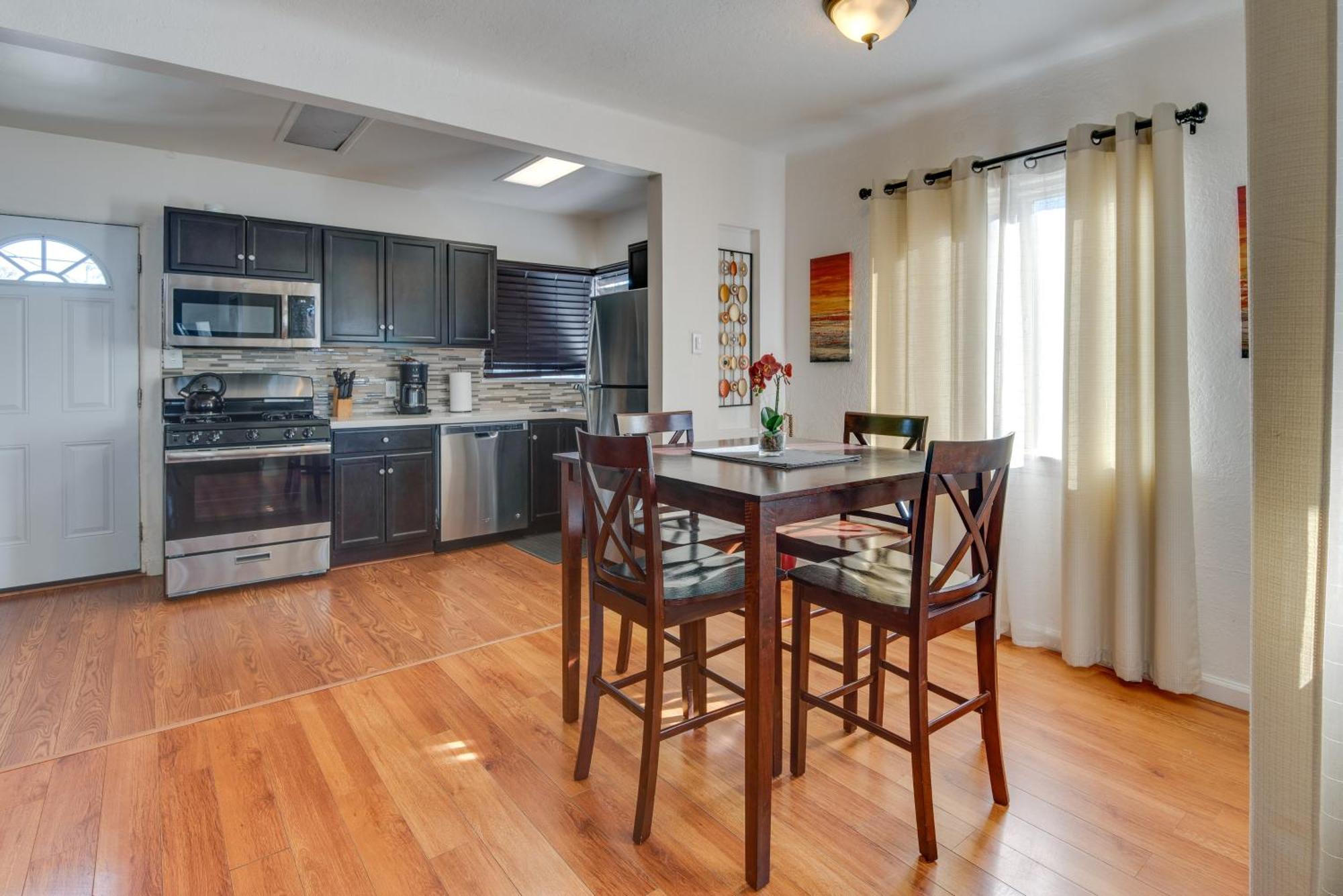 Holiday home North Hollywood Getaway 14 Mi To Downtown!