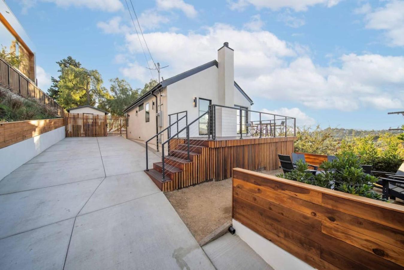 Skyline Serenity Lux Hilltop Retreat And Sauna Holiday home