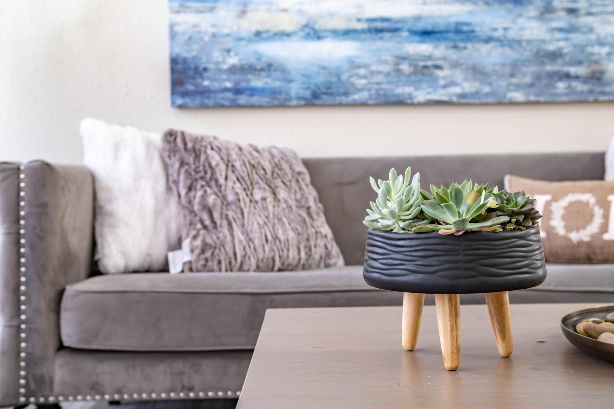 Cozy 2br Bungalow Nestled In The Heart Of La Los Angeles